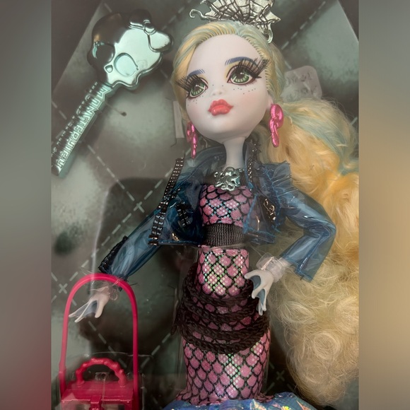 Haunt couture Lagoona Blue doll from 2022 - Picture 11 of 13